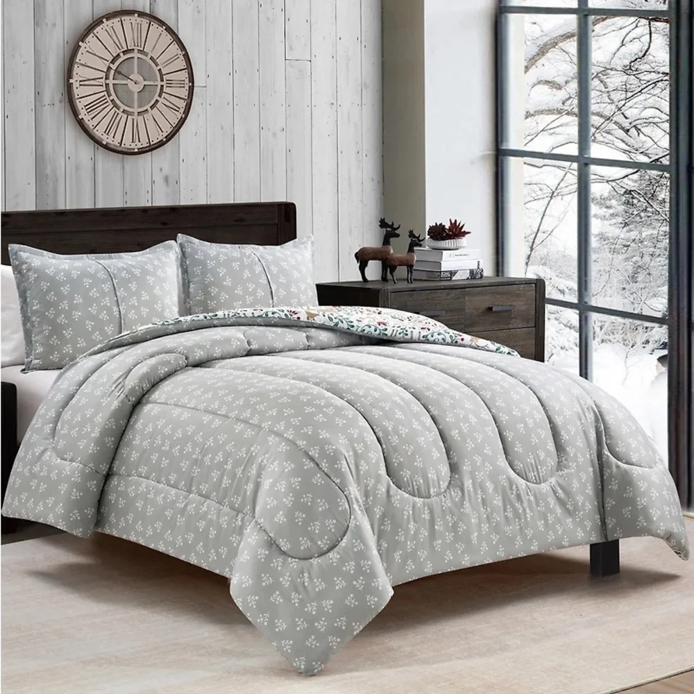 NWT Holiday Deer 3 Piece Reversible Comforter Set, Full Queen